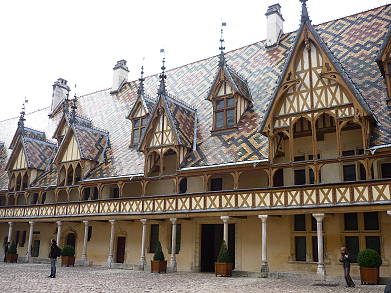 Im einzigartigen Hof des Hospices ...