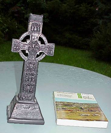 Das Westkreuz von Clonmacnoise: Auch auf dem heimischen Gartentisch ...