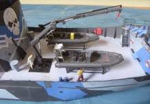 Viele Details: Speedboote und Kran ...