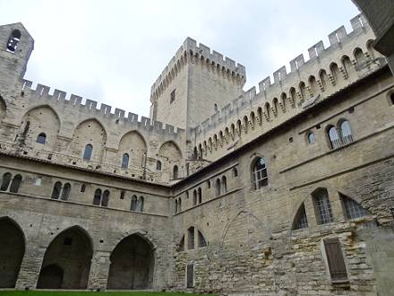 Blick in den Kreuzgang (Alter Palast)