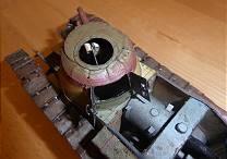 Geffnete Kuppelabdeckung mit Schaft des Bordschtzen