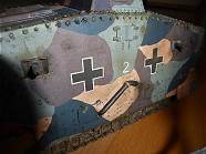 Seitlich zwei MGs sowie Auspuff Seitlich zwei MGs sowie Auspuff