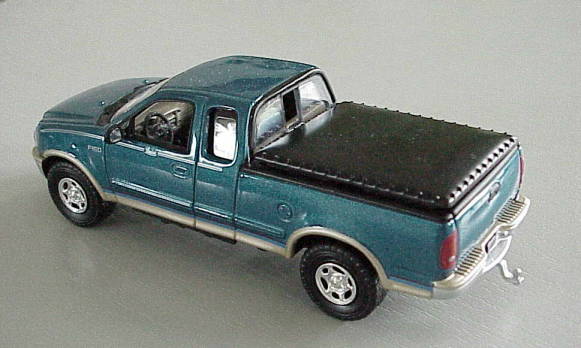 Unter der Plane: Gertschaften auf der Ladeflche ...