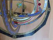 Blick auf Horizontring, Stundenring sowie Himmelskugel mit Ekliptik und Mondbahn Blick auf Horizontring, Stundenring sowie Himmelskugel mit Ekliptik und Mondbahn