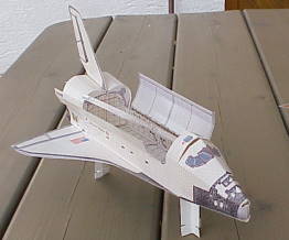 Das amerikanische Space-Shuttle als Buch-Modell ...