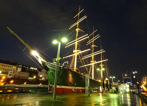 Eindrucksvoll bei Tag und Nacht: Die "Rickmer Rickmers" ...