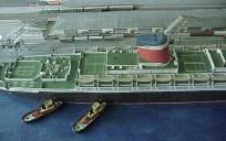 Zwei Schlepper am Heck vor Ort ...