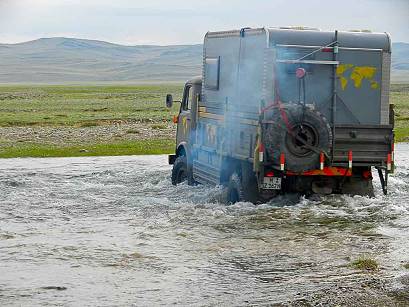 ... mit Flussdurchquerung 