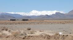 Durch weite Hochebenen mit schneebedeckten Bergketten ...