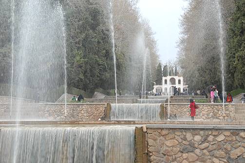 Von der Hochebene in die Gartenanlage ...