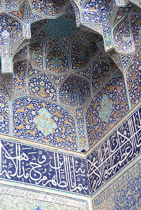 ... und wieder beeindruckende Fliesendekore ...