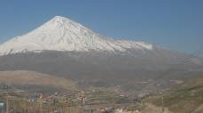 Die schneebedeckten Flanken des Damavand ...