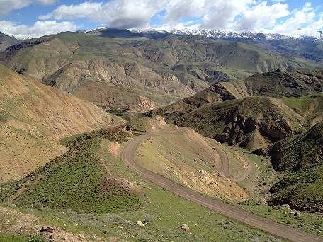 Auf kleinen Nebenstraen und Pisten durch entlegene Tler ...