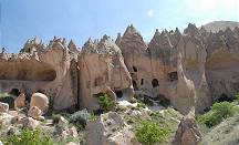 Tuffpyramiden und Formationen, die die Landschaft prgen ...