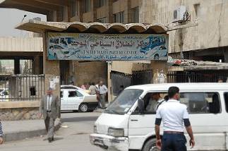 Einfahrt zum bewachten Stellplatz ...