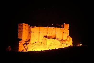 Beleuchtete Burg ...