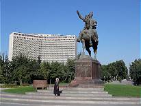 Usbekistan: Taschkent, Tamerlan Denkmal vor Hotel Uzbekistan