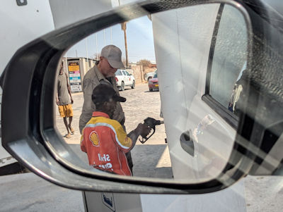 Tanken in Kamanjab ... Tanken in Kamanjab ...