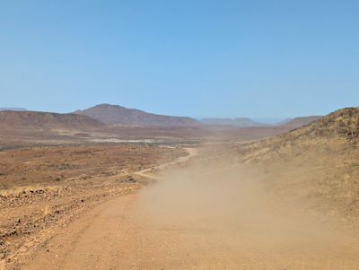 ... und schon sind sie weg im Staub, ohne einen Blick auf den Ausblick ... ... und schon sind sie weg im Staub, ohne einen Blick auf den Ausblick ...