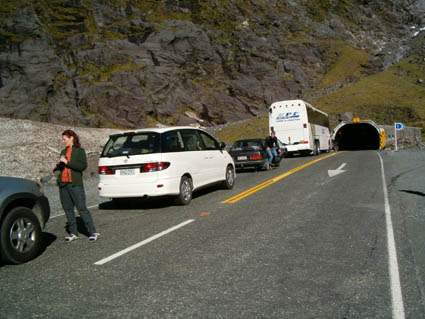 Warten vor dem Homer Tunnel ...