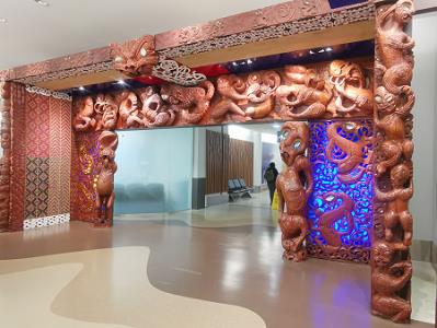 Maori-Kunst am Flughafen Auckland ...