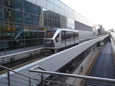 Flughafen Singapur: Skytrain in Changi ...