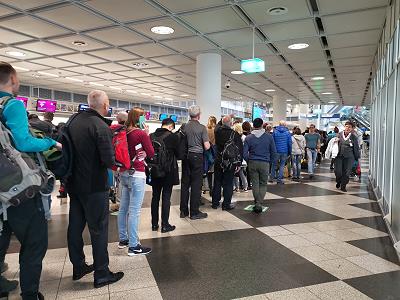 Langes Warten vor der Passkontrolle ...
