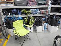 Billig-Campingstühle gibt´s hier auch, aber kein Tisch: Ausverkauft! Billig-Campingstühle gibt´s hier auch, aber kein Tisch: Ausverkauft!