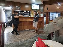 Eifrige Maori-Bedienung ...