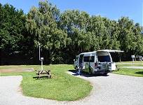 Stellplatz mit eigener Sitzgruppe ...