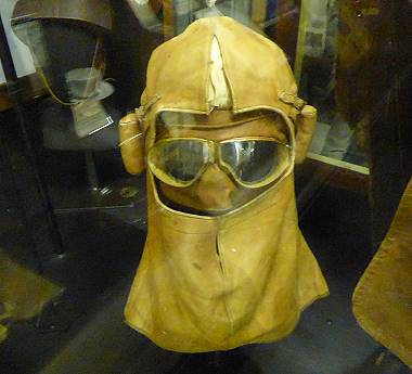 Hochaktuell: Masken und Schutzbrillen ...