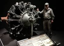 Lebensechte Schaufensterpuppen: Erfolgreicher Flugzeugmonteur ..?