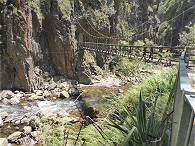 Tief unten: Die zweite Hngebrcke ...