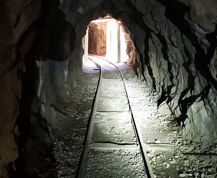 Durch Minen- und Bahntunnel