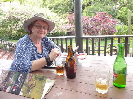 ... und Gäste mit schnellem Blick auf den Laptop ... ... und Gäste mit schnellem Blick auf den Laptop ...