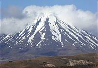 Beeindruckend auch aus der Nhe: Ein "Fuji" in Wolken ...