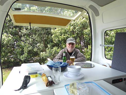 Zufriedener "Outdoor"-Camper ...