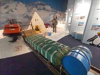 In allen Dioramen dieselbe Wachsfigur! In allen Dioramen dieselbe Wachsfigur!