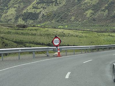 Das obligatorische mobile 100 Schild