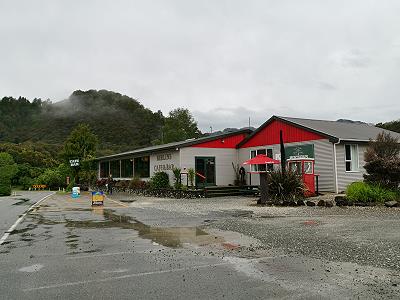 Typische Kaffee-Bar am Straenrand ...