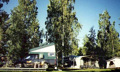 Das Redaktionsfahrzeug auf der Hauszelt-Terrasse ... 