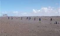 Kinder spielen Fußball am Strand von Port Laâyoune ...