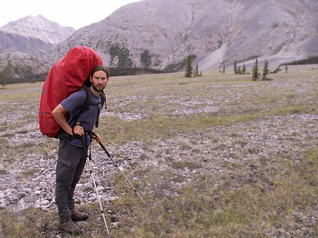 Mit viel Gepck im ausgetrockneten Flussbett ...