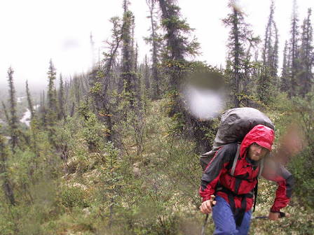 ... und durch stndige Regenschauern ...