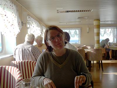 Nur wenige Passagiere im Speisesaal ...