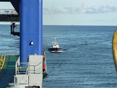 Das Zollboot folgt uns schon ...