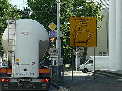 Der Schilderwirrwarr verwirrt Lisa nicht ...