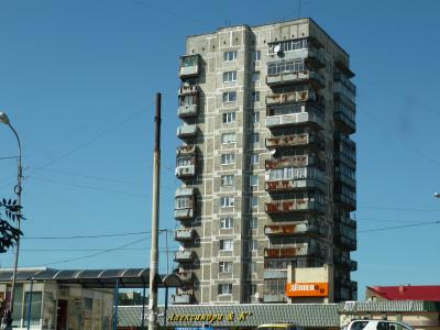 ... vorbei an rostigen Platten ...