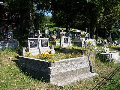 ... bei einer Holzkirche der Russinen in Hunkovce
