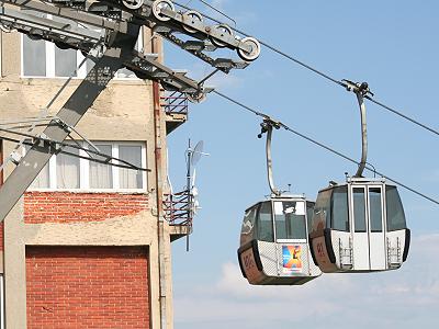 In kleinen Gondeln zur Zwischenstation ...